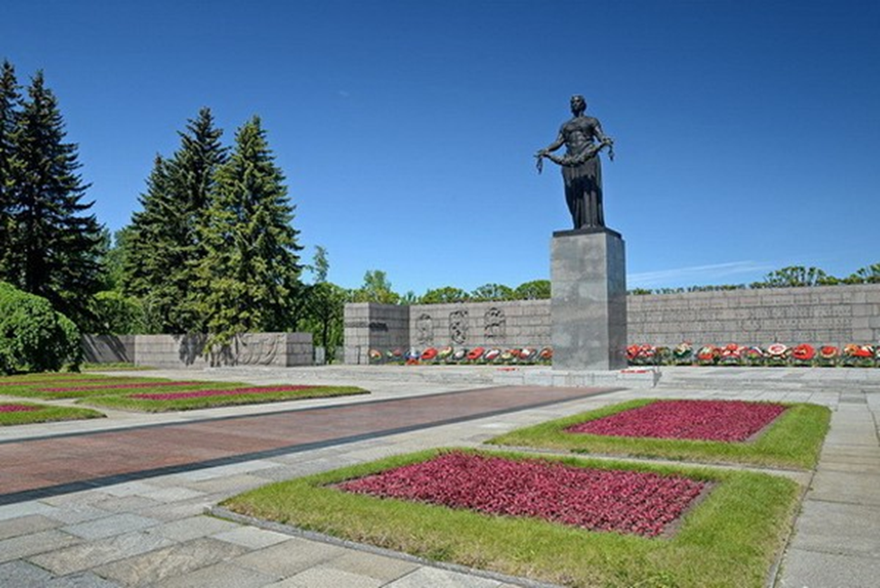 В каком городе находится пискаревское кладбище. Ленинград Пискаревское мемориальное кладбище. Мемориальный комплекс на Пискаревском кладбище. Пискарёвское кладбище в Ленинграде. Мемориал на Пискаревском кладбище в Ленинграде.